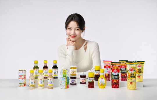 라이트앤조이 모델 배우 김유정과 제품 라인업. 오뚜기 제공
